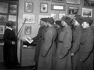 Красноармейцы на выездной выставке. Март 1941 г.